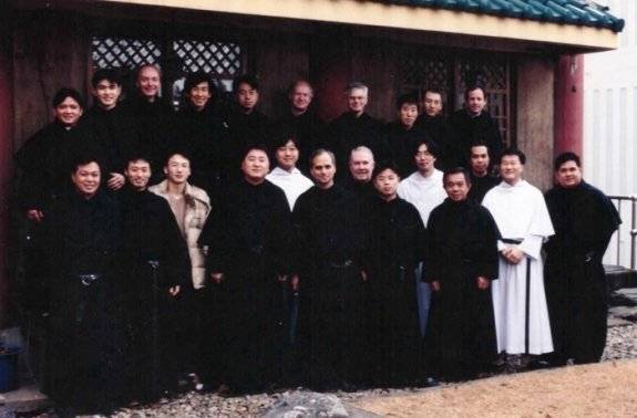 레오 14세 교황이 2002년 성 아우구스티노 수도회 총장 신분으로 한국을 방문해 인천 전동수도원에서 수도자들과 함께 기념사진을 촬영하고 있다. 성 아우구스티노 수도회 한국지부