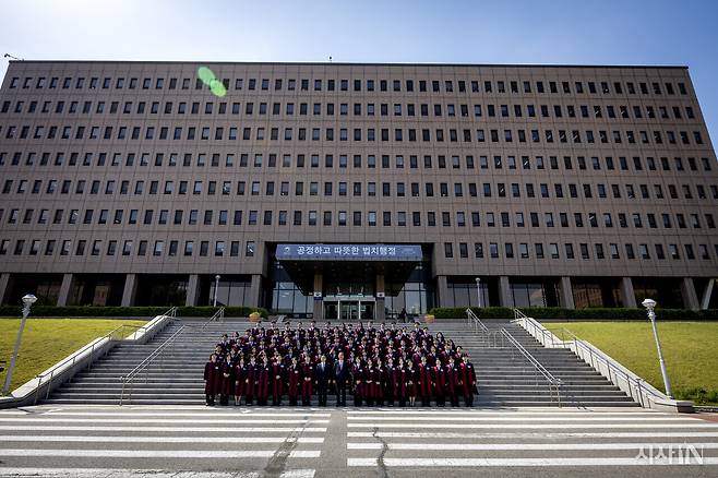 5월7일 경기도 과천시 정부과천청사 법무부 앞에서 신임 검사 90명이 박성재 법무부 장관과 기념 촬영을 하고 있다. ⓒ시사IN 박미소