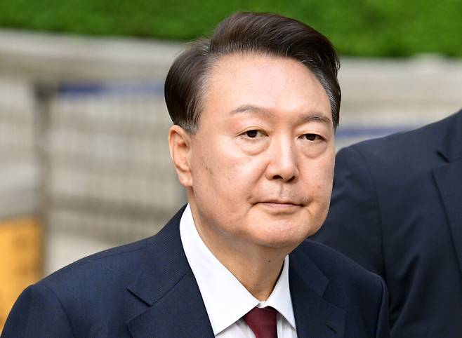 윤석열 전 대통령이 12일 서울 서초구 중앙지방법원에서 열린 내란 우두머리 혐의, 직권남용 권리행사방해 혐의 사건 3차 공판을 마친 뒤 법정을 나서고 있다. ⓒ공동사진취재단