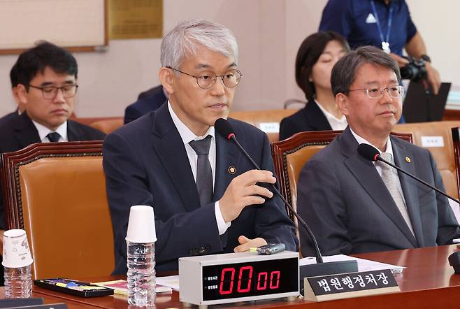 천대엽 법원행정처장이 5월14일 서울 여의도 국회에서 열린 법원조직법·공직선거법·헌법재판소 등을 심사하는 법제사법위원회 전체회의에서 의원 질의에 답하고 있다. ⓒ 연합뉴스