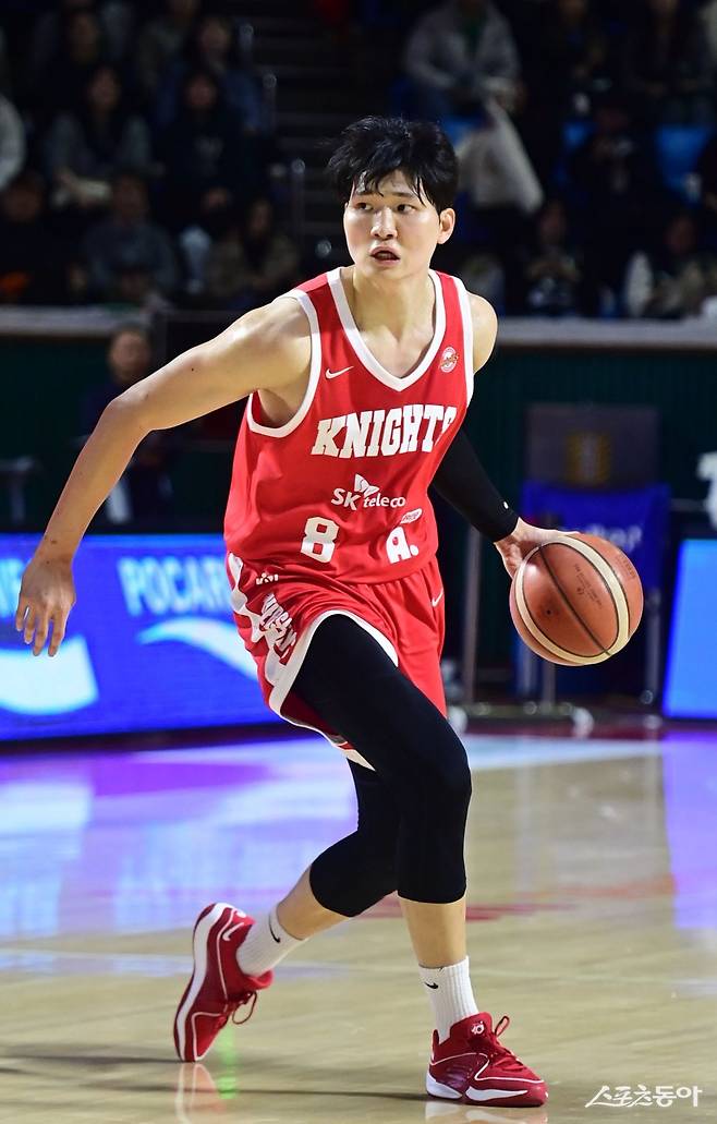 서울 SK 안영준은 플레이오프와 챔피언 결정전을 거치면서 공격력이 롤러코스터를 탔다. 팀이 벼랑 끝에 몰린 챔피언 결정전 4,5차전에서 공격력을 회복한 안영준이 SK의 우승 희망을 살렸다. 스포츠동아DB.