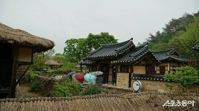 우리나라 최초의 성리학자인 안향 선생의 고향인 영주 순흥 조성한 선비문화 테마파크 선비촌.  영주 선비들이 살았던 생활공간을 그대로 재현했다             영주｜김재범 기자 oldfield@donga.com