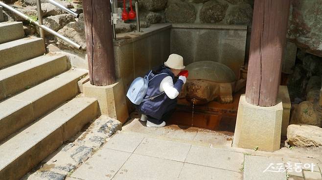 오전약수는 가볍게 톡 쏘는 탄산 덕분에 청량감이 있다. 다른 지역의 비슷한 약수와 달리 탄산이 강하지 않아 계곡을 거슬러 산책한 뒤 한 모금 마시기 좋다          봉화｜김재범 기자 oldfield@donga.com