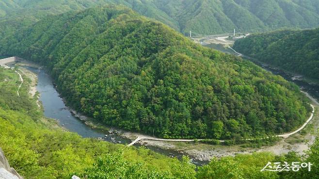 봉화 범바위 전망대에서 내려다 본 낙동강 줄기. 황우산을 감아 돌아 운곡천과 만나는 낙동강시발점 테마공원까지 이어지는 물길이 눈에 들어온다       봉화｜김재범 기자 oldfield@donga.com