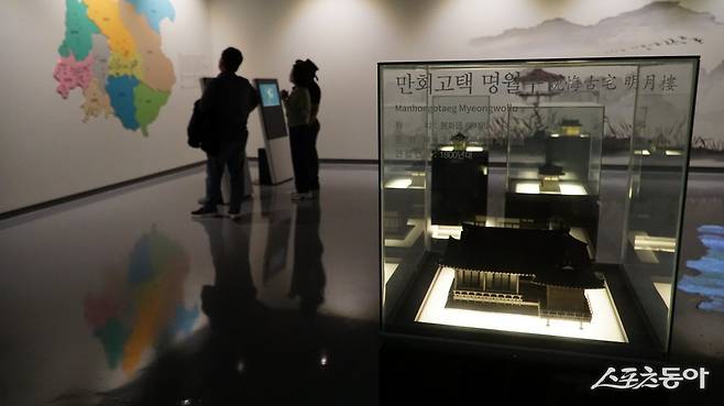 봉화 정자문화생활관의 메인 전시관인 누정전시관 내부. 누정의 개념과 특징 부터 건축 구조 및 원리, 누정산수화와 문학 등 누정에 대한 모든 것을 소개하고 있다              봉화｜김재범 기자 oldfield@donga.com