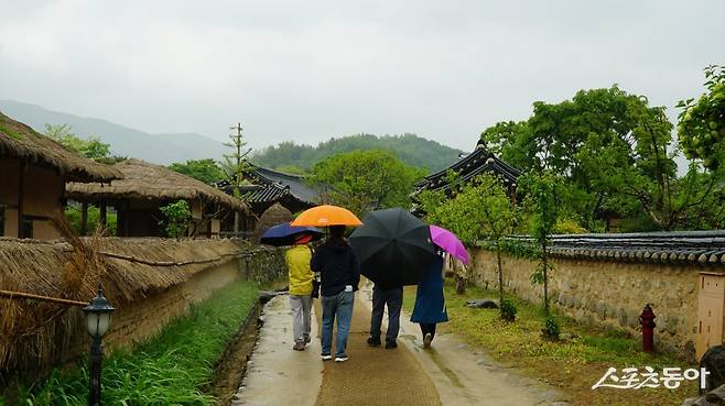 영주 순흥의 선비촌은 선비들이 살았던 생활공간을 그대로 재현한 테마파크다. 선비 정신을 담은 수신제가, 입신양명, 거무구안, 우도불우빈 등 네 구역으로 나누어져 있다                  영주｜김재범 기자 oldfield@donga.com