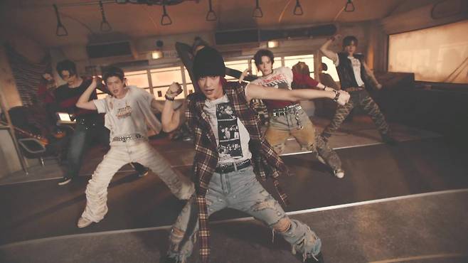 ‘케이(K)팝 블록버스터’ 라이즈가 첫 정규 앨범 ‘오디세이’(ODYSSEY) 발매에 앞서 수록곡 전곡을 ‘영화적 형식’으로 엮은 ‘월드 프리미어’를 가졌다. 14일 오후8시 위버스에서 공개된 최초 온라인 시사를 통해 이들은 극강의 장르 소화력, 다른 차원의 퍼포먼스를 선보이며 ‘라이즈의 시대가 도래’했음을 선언했다. 사진제공|SM엔터테인먼트