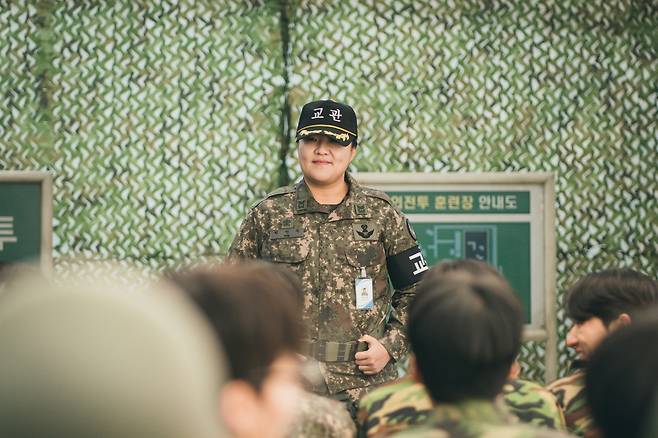 개그우먼 이수지 지니TV 드라마 ‘신병 3’ 박민주 역 출연 장면. 사진 스튜디오 지니