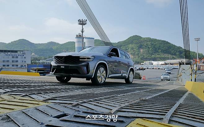 남미에 수출 선적 중인 르노 그랑 콜레오스. 중남미 수출 등 르노코리아의 세계 시장 공략이 본격화되고 있다.