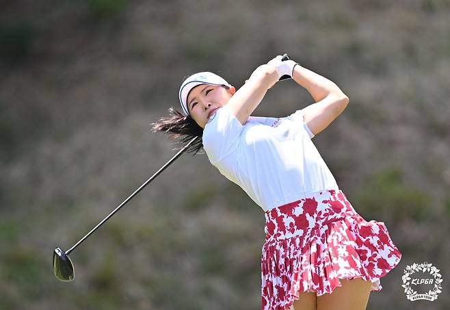 고지우가 14일 강원도 춘천 라데나GC에서 열린 KLPGA 투어 제17회 두산매치플레이 첫날 김민주와의 조별리그 1라운드 12번홀에서 드라이버샷을 날리고 있다. ｜KLPGA 제공
