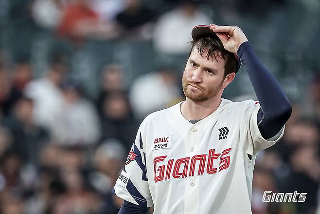 ▲ 올 시즌 부진에 이어 부상으로 결정타를 맞고 롯데와 인연을 정리하는 찰리 반즈 ⓒ롯데 자이언츠