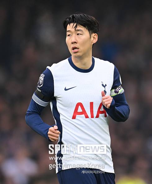 어쩌면 손흥민의 유로파리그 우승 행보에 큰 암초다.&nbsp;UEFA는 "츠바이어 주심은 2012년부터 국제 무대 심판으로 활동했다. 그는 올 시즌 파리 생제르맹과 아스날의 챔피언스리그 준결승전을 포함해 챔피언스리그 7경기, 유로파리그 2경기, 유로파컨퍼런스리그 1경기를 맡았다. 츠바이어 주심이 UEFA 대회 결승전 주심을 책임지는 건 이번이 두 번째다. 2023년 크로아티아와 스페인의 UEFA 네이션스리그 결승전을 주관했다"라고 알렸다. 하지만 승부조작 혐의로 벌금을 받은 전례가 있다