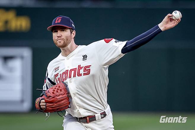 ▲ 지난 3년간 롯데의 외국인 에이스로 활약했던 찰리 반즈는 어깨 부상이 발목을 잡으며 팀과 인연을 정리했다 ⓒ 롯데 자이언츠