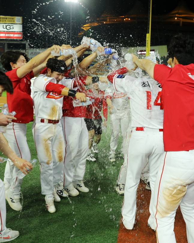 최정(오른쪽에서 2번째)이 동료들의 축하 물세례를 받고 있다. /사진=SSG 랜더스 제공