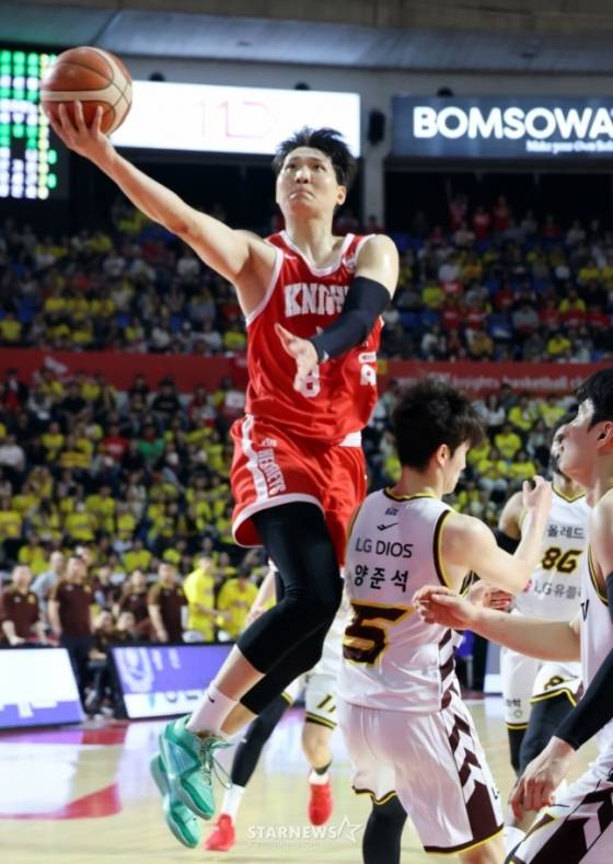 안영준이 13일 오후7시 서울 잠실학생체육관에서 열린 서울 SK 대 창원 LG의 '2024~20254시즌 KCC 프로농구 챔피언결정전(7전4승제)' 5차전에서 골밑슛을 시도하고 있다. /사진=강영조 선임기자