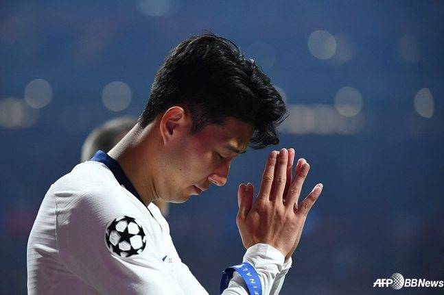 손흥민이 2018~2019시즌 유럽축구연맹(UEFA) 챔피언스리그(UCL) 준우승 메달을 손목에 걸고 손을 모으고 있다. /AFPBBNews=뉴스1