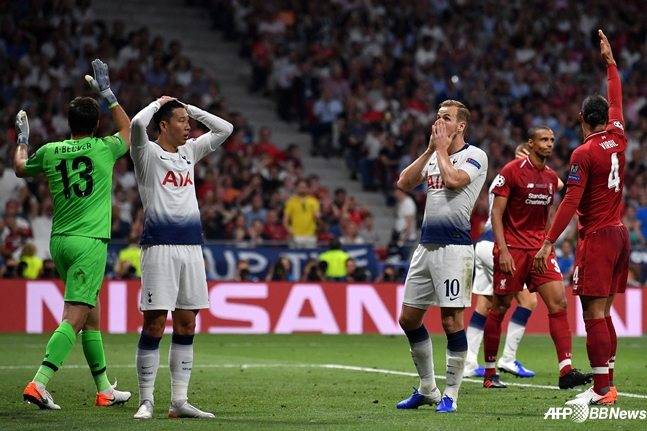 2018~2019시즌 유럽축구연맹(UEFA) 챔피언스리그(UCL) 결승전에서 손흥민(왼쪽에서 두 번째)과 해리 케인(세 번째). /AFPBBNews=뉴스1