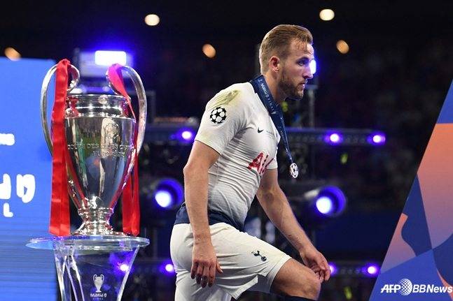 해리 케인(당시 토트넘 홋스퍼)이 2018~2019시즌 유럽축구연맹(UEFA) 챔피언스리그(UCL) 준우승 후 빅이어를 지나쳐가고 있다. /AFPBBNews=뉴스1