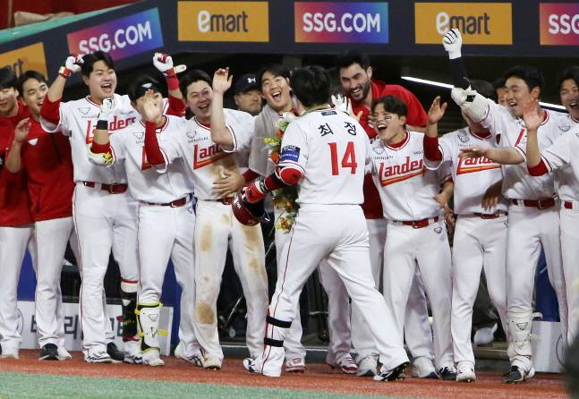500홈런을 날린 최정(가운데)이 동료들의 뜨거운 축하를 받고 있다. /사진=SSG 랜더스 제공
