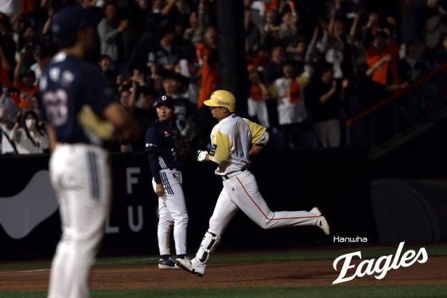 한화 최인호가 13일 대전 두산전 9회말 2사 1루에서 동점 투런포를 터트리고 홈에 들어왔다. /사진=한화 이글스 제공