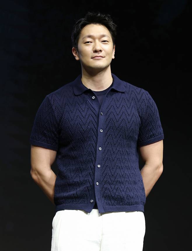 (서울=뉴스1) 권현진 기자 = 배우 손석구가 14일 서울 종로구 JW 메리어트 동대문 스퀘어 서울에서 열린 디즈니+ 오리지널 시리즈 '나인 퍼즐' 제작발표회에서 포즈를 취하고 있다.  '나인 퍼즐'은 10년 전, 미결 사건의 유일한 목격자이자 현직 프로파일러인 '이나'(김다미 분)와 그를 끝까지 용의자로 의심하는 강력팀 형사 '한샘'(손석구 분)이 의문의 퍼즐 조각과 함께 다시 시작된 연쇄살인 사건의 비밀을 파헤치는 추리 스릴러다. 2025.5.14/뉴스1  Copyright (C) 뉴스1. All rights reserved. 무단 전재 및 재배포,  AI학습 이용 금지. /사진=(서울=뉴스1) 권현진 기자