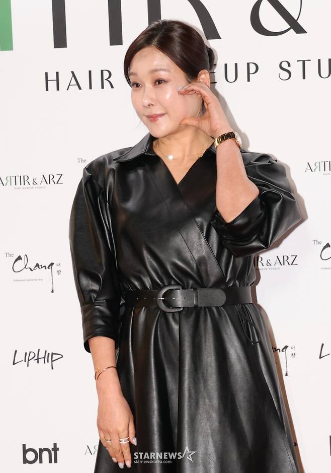 (서울=뉴스1) 권현진 기자 = 방송인 현영이 22일 서울 강남구 한 카페에서 열린 ‘아티르 & 아르즈’ 오프닝 행사에 참석해 포즈를 취하고 있다. 2025.4.22/뉴스1  Copyright (C) 뉴스1. All rights reserved. 무단 전재 및 재배포,  AI학습 이용 금지. /사진=(서울=뉴스1) 권현진 기자