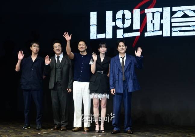 윤종빈 감독, 현봉식, 손석구, 김다미, 김성균(왼쪽부터). 사진ㅣ유용석 기자