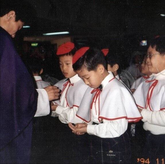 개혁신당 이준석 후보(가운데 어린이)가 어린 시절 상계동 성당 미사에 참석한 모습. 이준석 후보 페이스북 계정