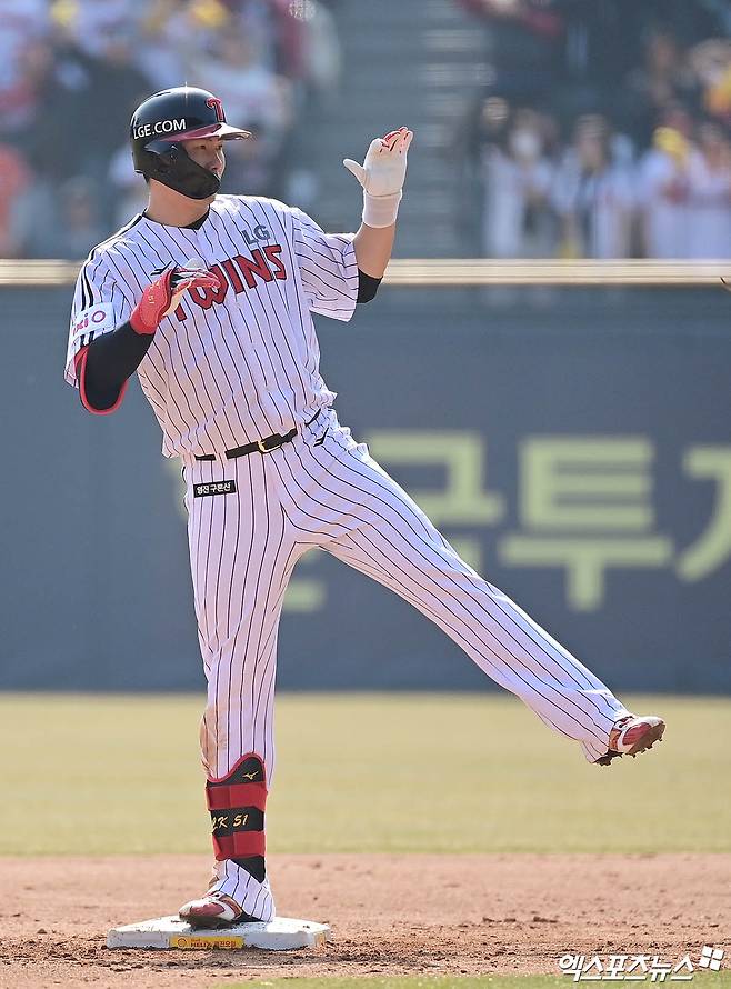 LG 외야수 홍창기는 13일 잠실구장에서 열린 '2025 신한 SOL Bank KBO 리그' 키움과 주중 3연전 첫 번째 경기에서 1번타자 우익수로 선발 출전했다. 홈런포를 포함해 3타점으로 공격에 활력을 불어넣었으나 경기 종료 직전 수비 과정에서 다쳐 구급차를 타고 병원으로 후송됐다. 엑스포츠뉴스 DB