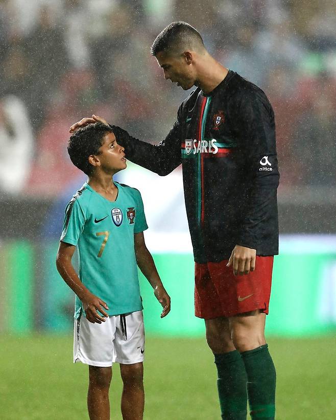 포르투갈 U-15 대표팀의 호날두 주니어가 14일(한국시간) 크로아티아에 있는 스페티 마르틴 나 무리에서 열린 일본과 2025 블라트코 마르코비치 국제 친선 대회 1차전에서 교체 투입됐다.&nbsp;3-0으로 앞서던 후반 9분 공격수로 교체 출전한 호날두 주니어는 공격 포인트는 없었지만, 일본에게 4-1 대승을 거뒀다. 호날두 주니어는 포르투갈 U-15 대표팀 데뷔전을 치르는 역사적인 날을 맞았다.&nbsp;포르추갈