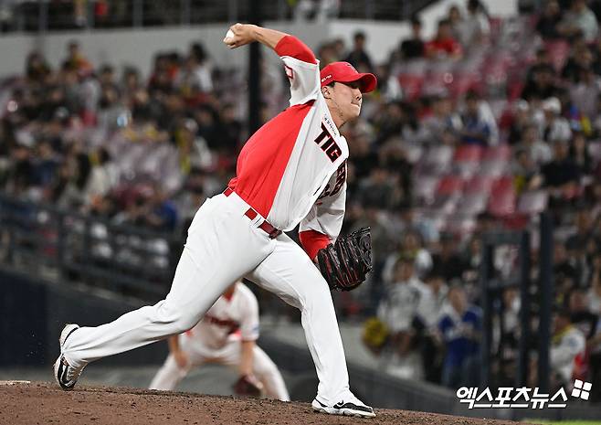 23일 오후 광주기아챔피언스필드에서 열린 '2024 신한 SOL Bank KBO리그' 삼성 라이온즈와 KIA 타이거즈의 경기, 9회초 2사 KIA 정해영이 공을 힘차게 던지고 있다. 엑스포츠뉴스 DB