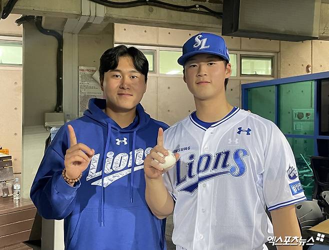 왼쪽부터 삼성 라이온즈 이승현과 이호성. 13일 포항 KT 위즈전에서 각각 시즌 첫 승, 데뷔 첫 세이브를 올린 뒤 기념촬영하고 있다. 엑스포츠뉴스 포항, 최원영 기자