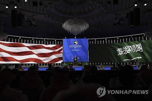 사우디서 연설하는 트럼프 [리야드 AP=연합뉴스. 재판매 및 DB 금지]