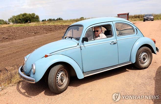 2015년 자신의 승용차를 운전하는 무히카 전 대통령 [AFP 연합뉴스 자료사진. 재판매 및 DB 금지]