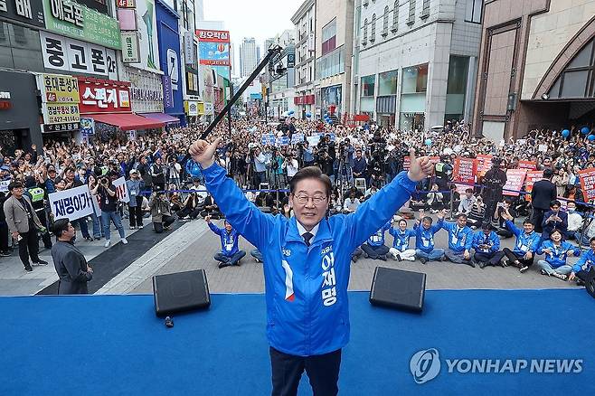 두손 들어 보이는 이재명 후보 [연합뉴스 자료사진. 재판매 및 DB 금지]