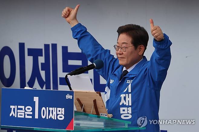 시민들에게 인사하는 이재명 후보 (포항=연합뉴스) 김주성 기자 = 더불어민주당 이재명 대선 후보가 '보수의 텃밭'으로 불리는 대구·경북(TK) 지역 유세에 나선 13일 경북 포항시청 광장에서 포항 시민들에게 인사하고 있다. 2025.5.13 utzza@yna.co.kr