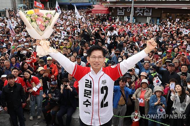 부산 자갈치 시장에서 유세하는 김문수 후보 (부산=연합뉴스) 박동주 기자 = 국민의힘 김문수 대선 후보가 13일 부산 자갈치 시장에서 유세를 하고 있다. 2025.5.13 [공동취재] pdj6635@yna.co.kr