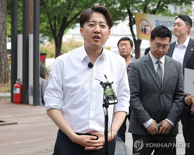 취재진 앞 발언하는 이준석 후보 (대구=연합뉴스) 류영석 기자 = 개혁신당 이준석 대선후보가 13일 대구 칠성시장 앞에서 취재진 질문에 답하고 있다. 2025.5.13 ondol@yna.co.kr