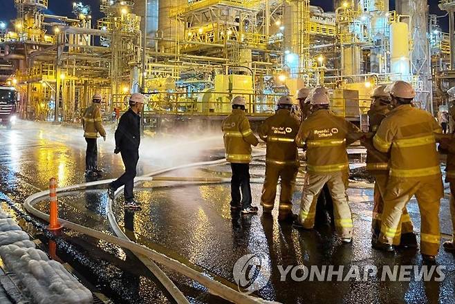 화재 진압하는 현대오일뱅크 자체소방대 [독자 제공. 재판매 및 DB 금지]