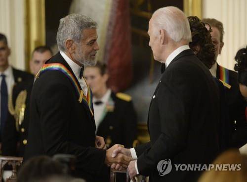 2022년 12월 조지 클루니와 악수하는 바이든 [EPA 연합뉴스 자료사진 재판매 및 DB금지]