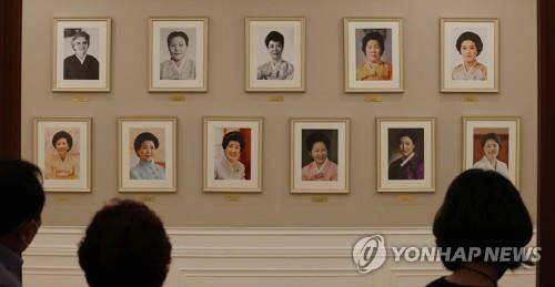프란체스카부터 김정숙까지 (서울=연합뉴스) 청와대 본관 무궁화실에서 전시된 11명의 역대 영부인 사진을 관람하는 방문객들. 2022.7.19