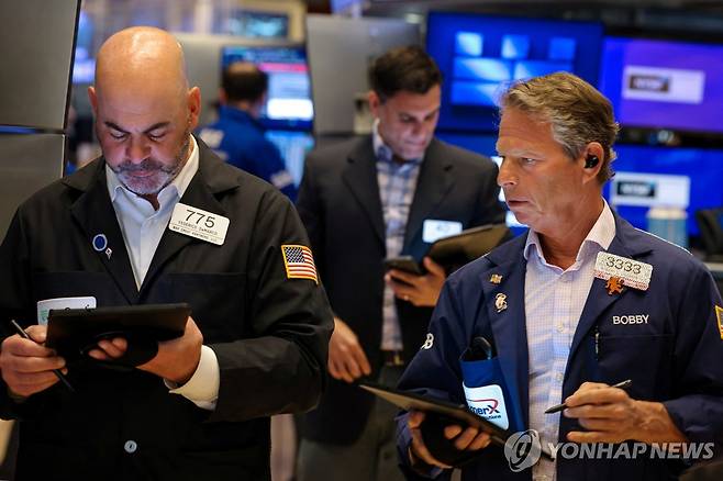 뉴욕증권거래소의 트레이더 [로이터 연합뉴스 자료사진. 재판매 및 DB 금지]