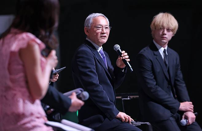 한국관광 명예홍보 대사 위촉식 (서울=연합뉴스) 유인촌 문화체육관광부 장관이 13일 '2025 오사카·간사이 세계 박람회 한국의 날'을 맞아 일본 오사카 유메시마 엑스포장 엑스포홀에서 열린 한국관광 명예홍보 대사 위촉식에서 배우 사카구치 켄타로에게 위촉패를 전달한 뒤 대화를 나누고 있다. 2025.5.13 [문화체육관광부 제공. 재판매 및 DB금지]