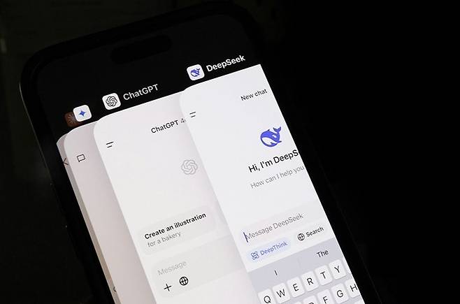 AI 챗봇 챗GPT와 딥시크 시간이 부족할 때 챗GPT(ChatGPT)나 딥시크(DeepSeek) 같은 거대언어모델(LLM) 기반 인공지능(AI) 챗봇의 과학 논문 요약 기능을 이용하면 매우 편리해 보이지만, 연구 결과 최대 73%에서 과도한 일반화에 의한 부정확한 결론 도출이 일어나는 것으로 나타났다. [Royal Society Open Science, Uwe Peters et al. 제공. 재판매 및 DB 금지]