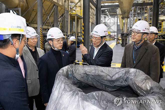 김완섭 환경부 장관이 7일 경북 포항시 에코프로 포항캠퍼스와 에코프로씨엔지에서 배터리 재활용 공정을 살펴보고 있다. 2025.3.7 [환경부 제공. 재판매 및 DB 금지]