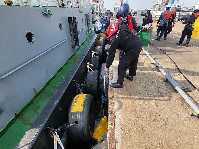 해경 방제작업 [인천해양경찰서 제공. 재판매 및 DB 금지]