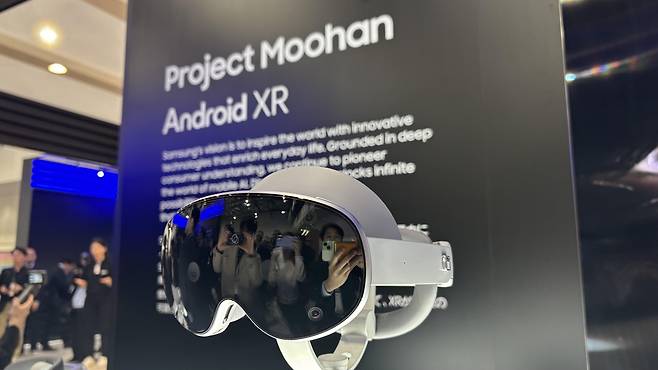 오사카 엑스포에서 공개된 삼성전자 프로젝트 무한 헤드셋 (오사카=연합뉴스) 차대운 기자 = 삼성전자가 구글과 함께 개발 중인 확장현실(XR) 헤드셋 '프로젝트 무한'이 13일 오사카 엑스포 부대 행사로 열린 '우수 한국 상품전'에 전시되어 있다. 2025.5.14
cha@yna.co.kr