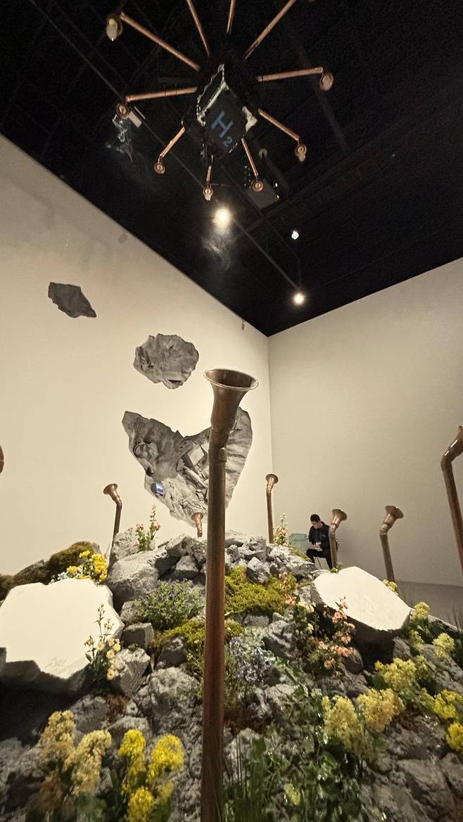 "황폐해진 도시에서 생명의 회복으로" (오사카=연합뉴스) 차대운 기자 = 13일 일본 오사카에서 개최 중인 '2025 오사카 간사이 엑스포' 한국관에 설치된 '황폐해진 도시에서 생명의 회복으로' 전시관. 2025.5.14 
cha@yna.co.kr