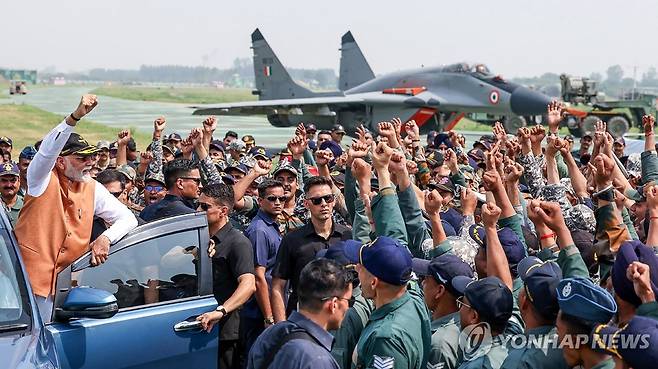 인도·파키스탄 충돌 13일 인도 펀자브주 아담푸르 공군기지를 방문한 나렌드로 모디 인도 총리(맨 왼쪽)가 군인들을 향해 주먹을 쥐어 보이고 있다. 
[AFP 연합뉴스 자료사진. 재판매 및 DB 금지]