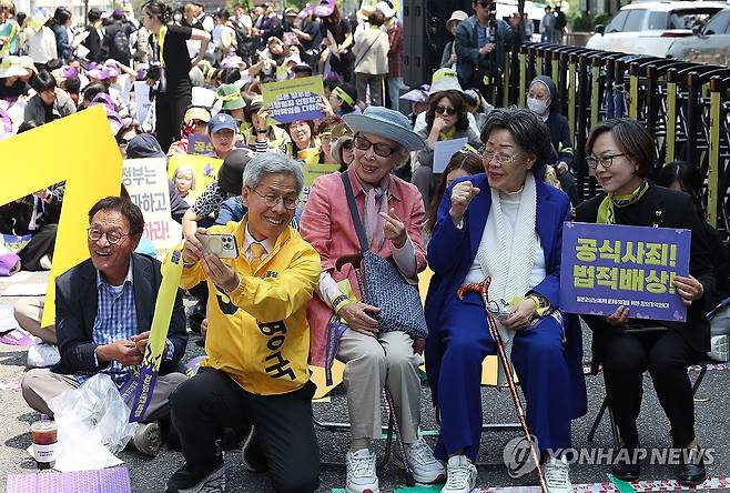 이용수 할머니와 사진 찍는 권영국 후보 (서울=연합뉴스) 김성민 기자 = 민주노동당 권영국 대선후보(오른쪽 네번째)가 14일 서울 종로구 주한일본대사관 인근에서 열린 '1700차 일본군 성노예제 문제 해결을 위한 정기 수요시위' 시작 전 일본군 위안부 피해자 이용수 할머니(오른쪽 두번째)와 사진을 찍고 있다. 2025.5.14 ksm7976@yna.co.kr